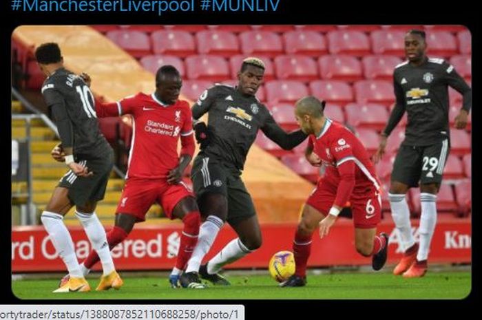 Momen Paul Pogba (tengah) berusaha mempertahankan bola dari kejaran Sadio Mane dan Thiago Alcantara dalam pertandingan Liverpool versus Manchester United pada pekan ke-19 Liga Inggris 2020-2021.