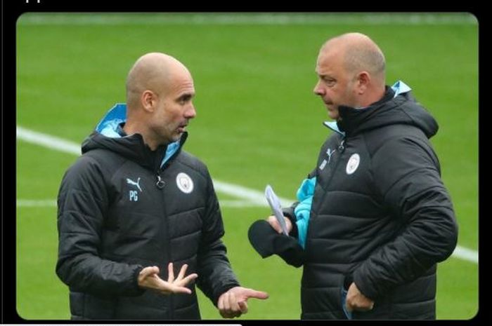 Pelatih Manchester City, Pep Guardiola (kiri) saat berbicara dengan salah satu asisten pelatihnya, Rodolfo Borrell.