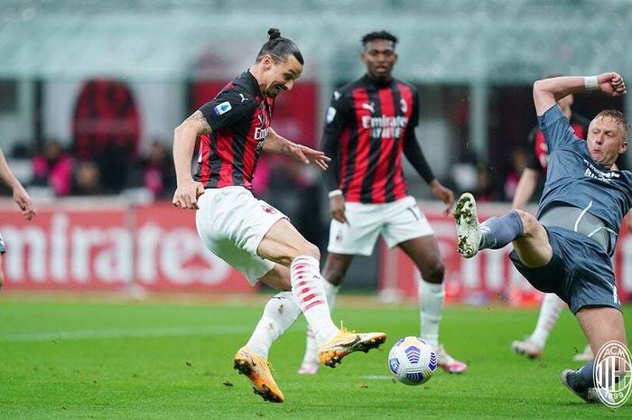  Zlatan Ibrahimovic masih puasa gol, tetapi AC Milan berhasil mengungguli Benevento pada babak pertama laga Liga Italia.