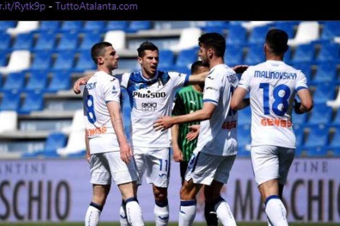 Para pemain Atalanta merayakan gol 