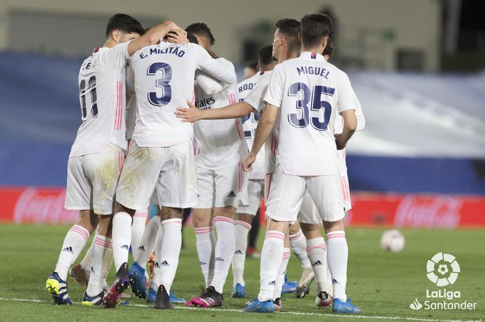 Selebrasi para pemain Real Madrid usai menang 2-0 atas Osasuna dalam laga pekan ke-34 Liga Spanyol, Sabtu (1/5/2021) atau Minggu dini hari WIB.