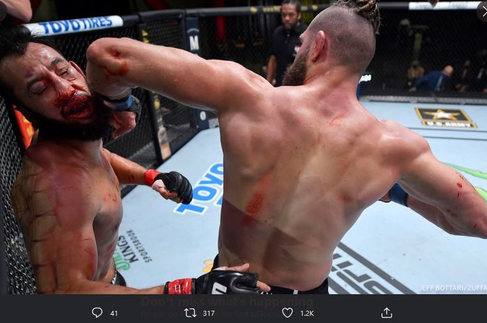 Pukulan siku petarung kelas berat ringan, Jiri Prochazka, membuat Dominick Reyes KO pada pertarungan utama UFC Vegas 25 di UFC APEX, Las Vegas, AS, 2 Mei 2021.