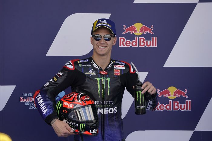 Pembalap Monster Energy Yamaha, Fabio Quartararo, berpose setelah merebut pole position pada kualifikasi MotoGP Spanyol di Sirkuit Jerez, Spanyol, 1 Mei 2021.