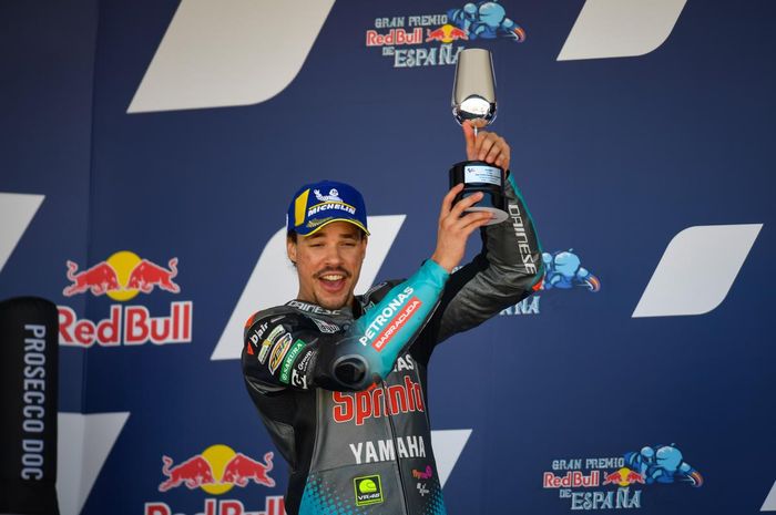 Pembalap Petronas Yamaha SRT, berpose di podium ketiga pada balapan MotoGP Spanyol di Sirkuit Jerez, Minggu (2/5/2021).