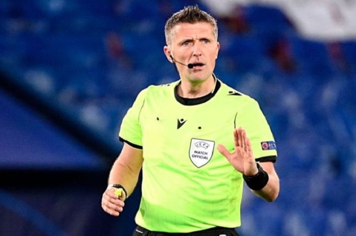 Wasit asal Italia, Daniele Orsato.