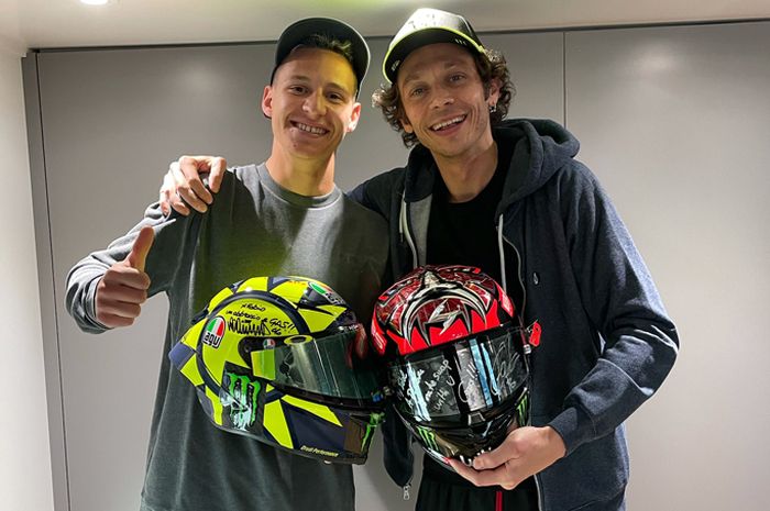 Fabio Quartararo yang dilandar arm pump di MotoGP Spanyol 2021 menyempatkan bertemu The Doctor alias Valentino Rossi di tes resmi MotoGP Jerez 2021 sebelum terbang pulang ke Prancis, (3/5/2021)