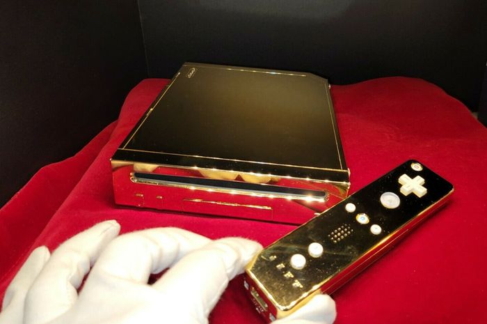 A look at a used gold Nintendo Wii of Queen Elizabeth II for sale by Donny Fillerup on eBay