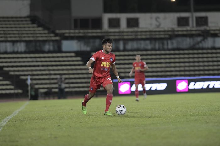 Saddil Ramdani saat memperkuat Sabah FC melawan Melaka United pada pekan ke-12 Liga Super Malaysia 2021.