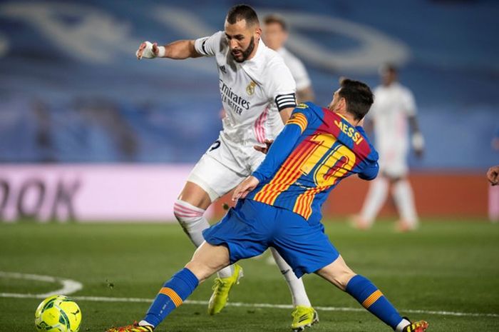 Karim Benzema dan Lionel Messi berebut bola dalam pertandingan Real Madrid kontra Barcelona di LaLiga.