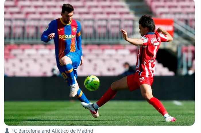 Momen duel antara Lionel Messi (kiri) dengan Joao Felix dalam laga Barcelona melawan Atletico Madrid di pekan ke-35 Liga Spanyol 2020-2021.