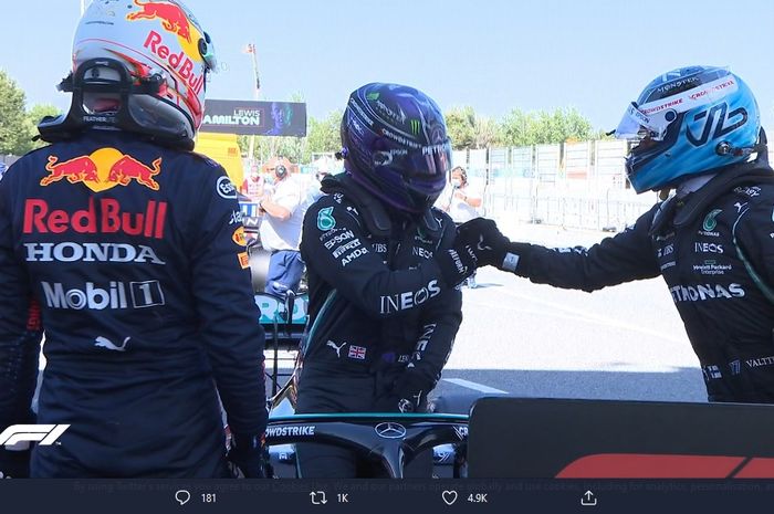 Pembalap Mercedes, Lewis Hamilton (tengah), mendapat ucapan selamat setelah merebut pole position pada seri Formula 1 GP Spanyol di Sirkuit Catalunya, Barcelona, Spanyol, 8 Mei 2021.  