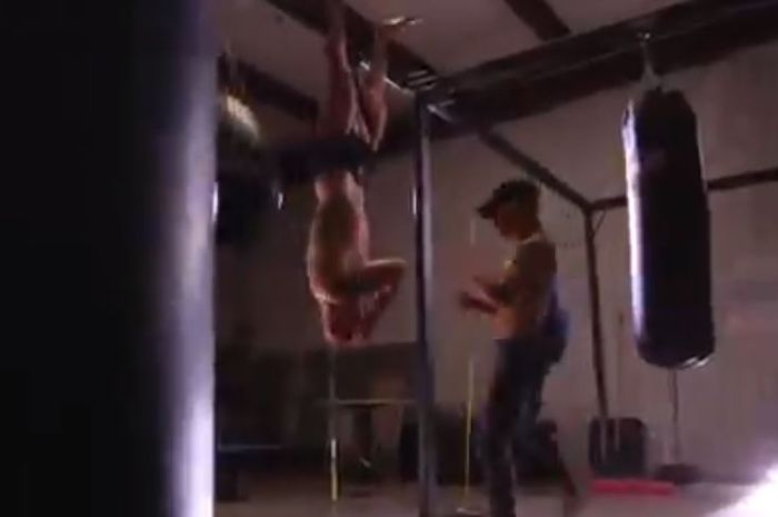 Cuplikan foto dari video latihan tak lazim jagoan UFC, Diego Sanchez dan pelatihnya, Joshua Fabia.