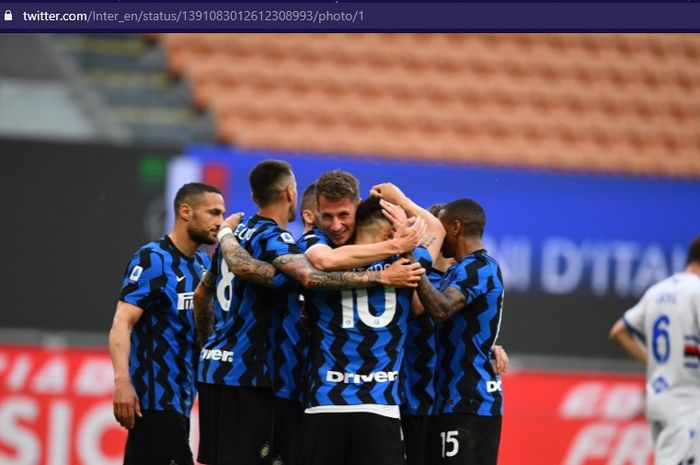 Para pemain Inter Milan merayakan gol ke gawang Sampdoria dalam laga pekan ke-35 Liga Italia di Stadion Giuseppe Meazza, Sabtu (8/5/2021).  