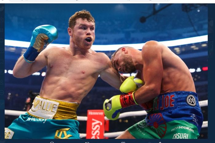 Canelo Alvarez (kiri) mendaratkan uppercut untuk Billy Joe Saunders (kanan) saat bertarung di AT&amp;T Stadium, Texas, Amerika Serikat, Minggu (9/5/2021).