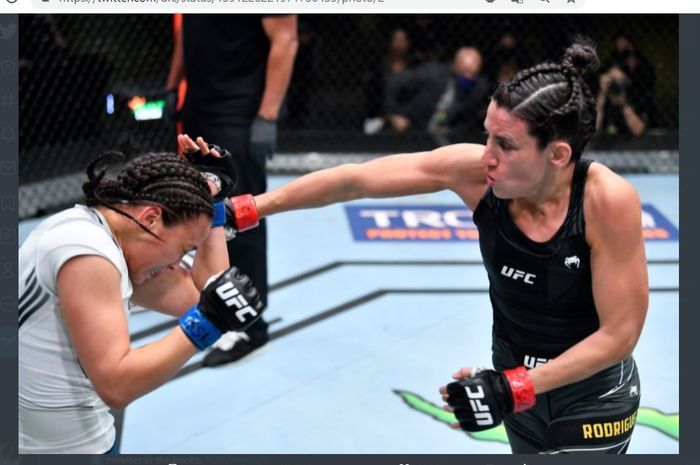 Marina Rodriguez (kanan) melandaratkan sebuah jab tepat ke arah Michelle Waterson (kiri) pada ajang UFC Vegas 26, Minggu (9/5/2021).