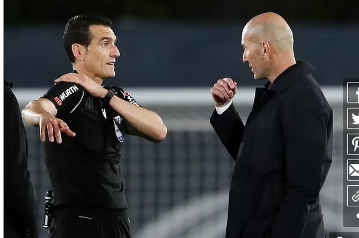 Pelatih Real Madrid, Zinedine Zidane (kanan), marah besar akibat keputusan wasit yang memberi hadiah penalti kepada Sevilla.