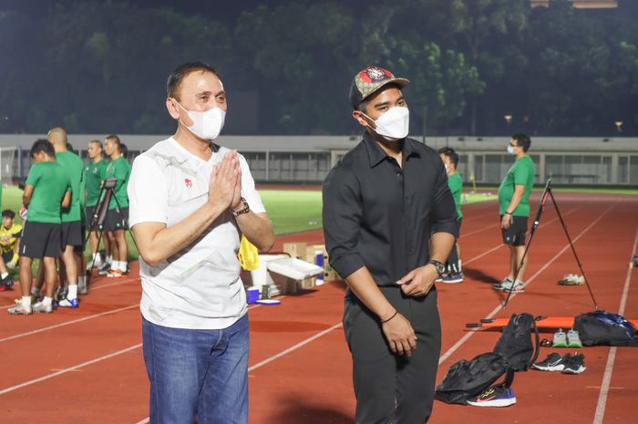 Ketua Umum PSSI, Mochamad Iriawan, dan Direktur Utama Persis, Kaesang Pangarep, menghadiri latihan timnas Indonesia di Stadion Madya, Jakarta, Selasa (11/5/2021).