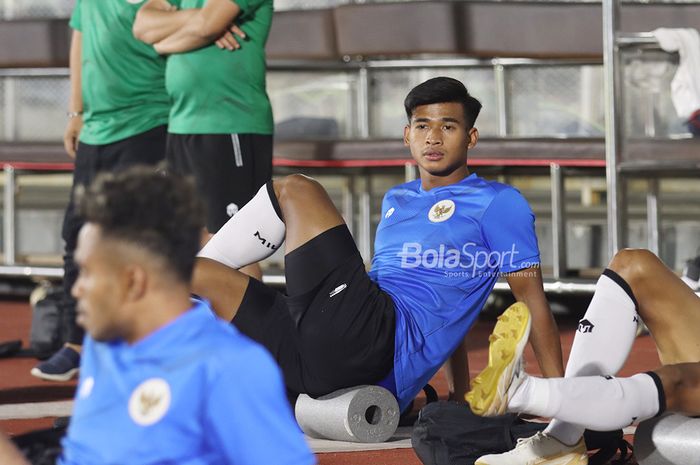 Irfan Jauhari tengah melakukan pemanasan dalam sesi latihan timnas Indonesia di Stadion Madya, Senayan, Jakarta, 11 Mei 2021.