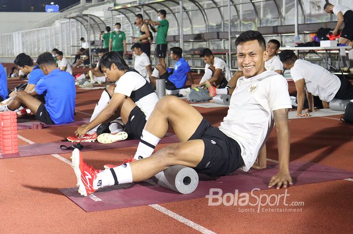 Osvaldo Haay tampak sumringah ketika menjalani pemusatan latihan timnas Indonesia di Stadion Madya, Senayan, Jakarta, 11 Mei 2021.