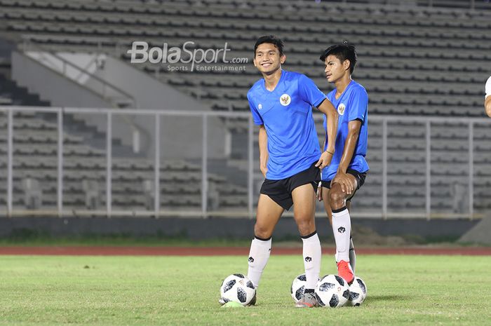 Dendy Sulistyawan (kiri) dan Genta Alparedo (kanan) tengah berlatih dalam pemusatan latihan timnas Indonesia di Stadion Madya, Senayan, Jakarta, 11 Mei 2021.