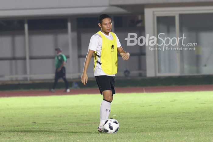 Evan Dimas tengah berlatih dalam pemusatan latihan timnas Indonesia di Stadion Madya, Senayan, Jakarta, 11 Mei 2021.