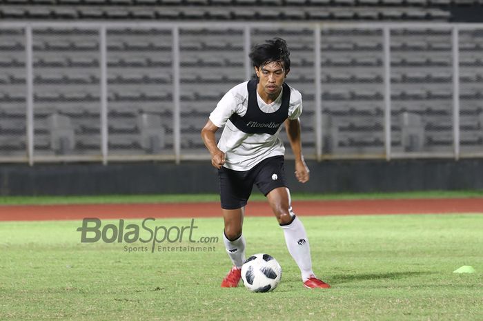 Ady Setiawan tengah menggiring bola dalam pemusatan latihan timnas Indonesia di Stadion Madya, Senayan, Jakarta, 11 Mei 2021.