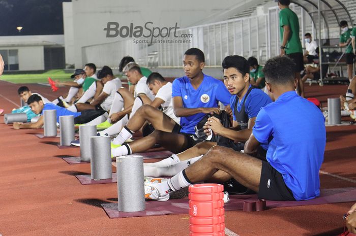 Altalariq Erfa Aqsal Ballah (kiri) dan Nurhidayat Haji Haris (kanan) terlihat sedang mengikuti pemusatan latihan timnas Indonesia di Stadion Madya, Senayan, Jakarta, 11 Mei 2021.