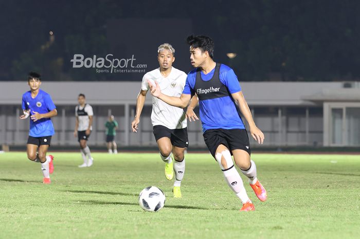 Kushedya Hari Yudo (kiri) dan Nurhidayat Haji Haris (kanan) sedang berlatih dalam pemusatan latihan timnas Indonesia di Stadion Madya, Senayan, Jakarta, 11 Mei 2021.