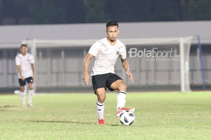 Osvaldo Haay tengah berlatih dalam pemusatan latihan timnas Indonesia di Stadion Madya, Senayan, Jakarta, 11 Mei 2021.