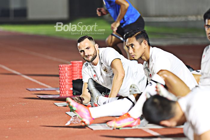 Ilija Spasojevic (kiri) dan Rizky Ridho (kanan) tengah berlatih bersama skuat timnas Indonesia di Stadion Madya, Senayan, Jakarta, 11 Mei 2021.