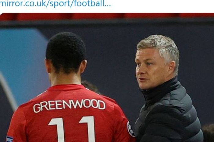 Striker Manchester United, Mason Greenwood, berpapasan dengan pelatih Ole Gunnar Solskjaer.