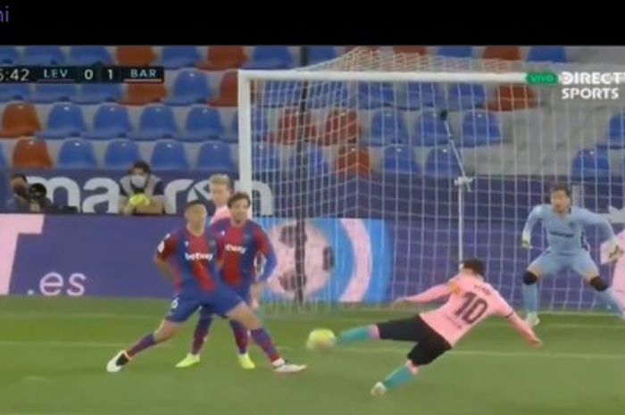 Lionel Messi membuka skor Barcelona dengan tendangan voli pada menit ke-26