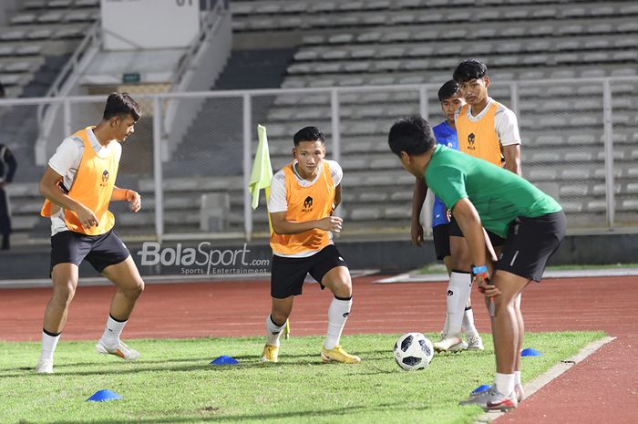 Syahrian Abimanyu dan para pemain timnas Indonesia lainnya sedang berlatih di Stadion Madya, Senayan, Jakarta, 11 Mei 2021.