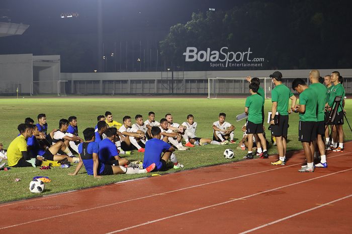 Para pemain timnas Indonesia sedang mendengar intruksi dari Shin Tae-yong dan jajaran tim pelatih di Stadion Madya, Senayan, Jakarta, 11 Mei 2021.