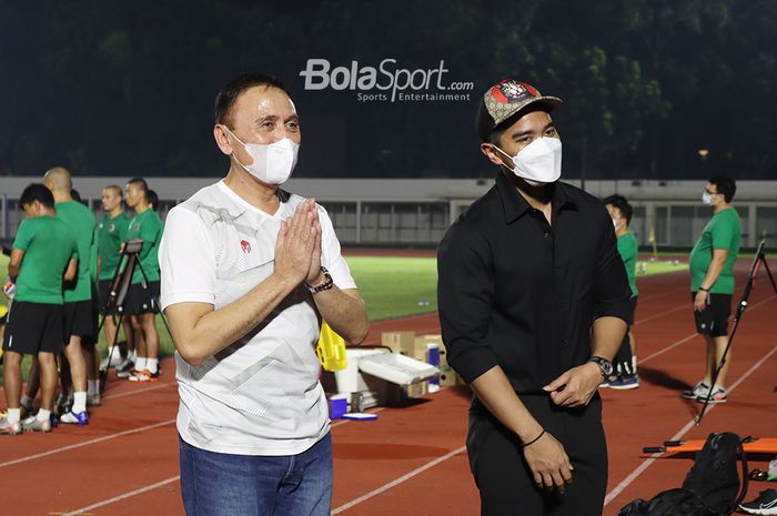 Ketua Umum PSSI, Mochamad Iriawan (kiri), dan Direktur Utama Persis, Kaesang Pangarep (kanan), menghadiri latihan timnas Indonesia di Stadion Madya, Jakarta, Selasa (11/5/2021).