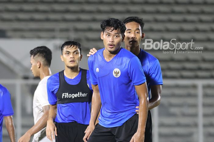 Rachmat Irianto (kiri), Septian Bagaskara (tengah), dan Rizky Ridho (kanan) sedang berada dalam pemusatan latihan timnas Indonesia di Stadion Madya, Senayan, Jakarta, 11 Mei 2021.