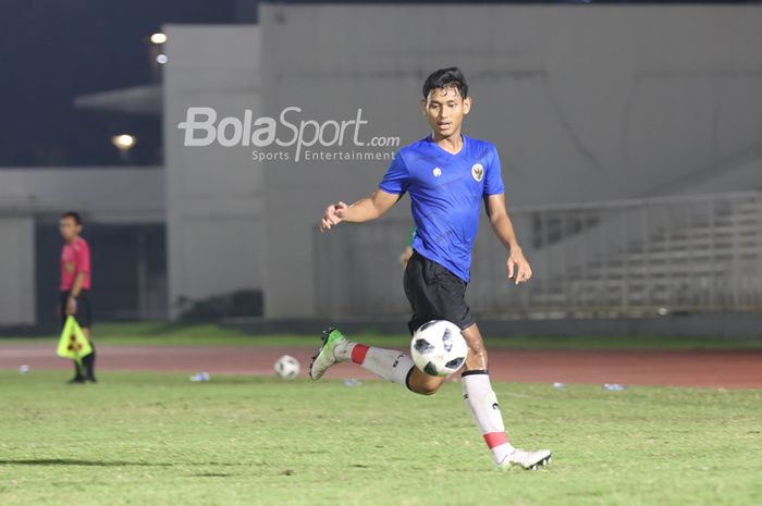 Salman Alfarid sedang menguasai bola dalam sesi latihan timnas Indonesia di Stadion Madya, Senayan, Jakarta, 11 Mei 2021.