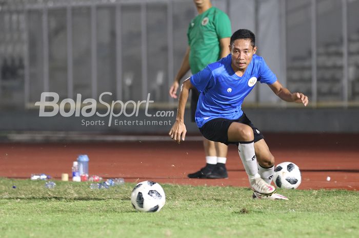 Evan Dimas sedang menguasai bola dalam sesi latihan timnas Indonesia di Stadion Madya, Senayan, Jakarta, 11 Mei 2021.