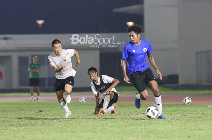 Arthur Irawan (kiri) dan Ady Setiawan (tengah) sedang berusaha mengejar Braif Fatari (kanan) yang sedang menguasai bola dalam sesi latihan timnas Indonesia di Stadion Madya, Senayan, Jakarta, 11 Mei 2021.