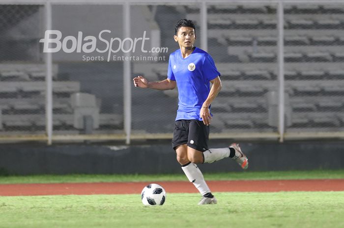 Dendy Sulistyawan sedang menguasai bola dalam sesi latihan timnas Indonesia di Stadion Madya, Senayan, Jakarta, 11 Mei 2021.