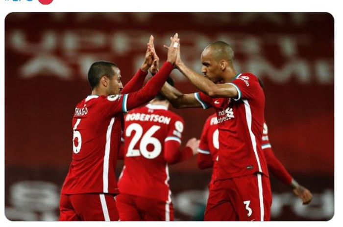 Fabinho (kanan) saat bersama rekan setimnya di Liverpool, Thiago Alcantara.