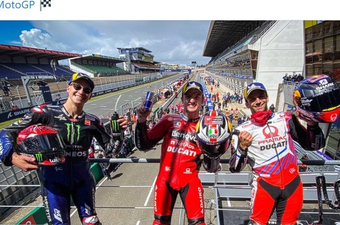 Pembalap Ducati, Jack Miller (tengah), merayakan kemenangan pada balapan MotoGP Prancis di Le Mans, 16 Mei 2021. Johann Zarco (kanan) dan Fabio Quartararo melangkapi posisi tiga besar.
