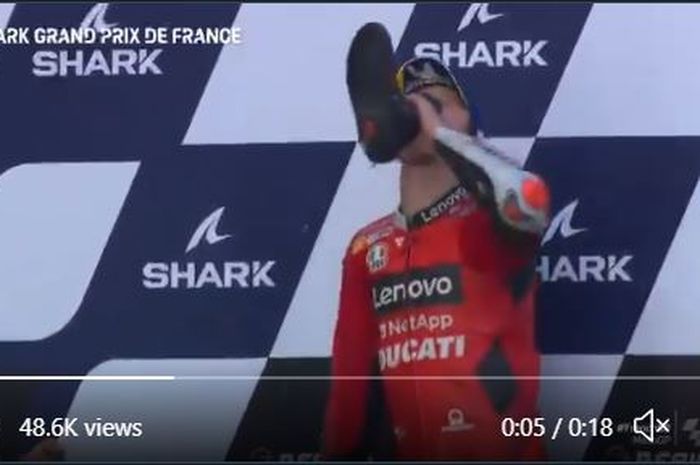 Pembalap Ducati Lenovo Team, Jack Miller, merayakan kemenangannya dengan melakukan &quot;shoey&quot; di atas podium kampiun balapan MotoGP Prancis 2021 yang berlangsung di Sirkuit Bugatti, Le Mans, Prancis, Minggu (16/5/2021).