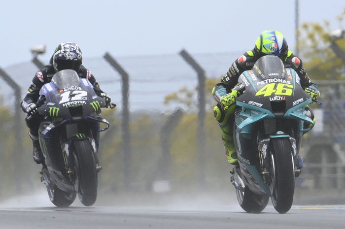 Pembalap Petronas Yamaha SRT, Valentino Rossi (kanan), bersaing dengan pembalap Monster Energy Yamaha, Maverick Vinales, pada balapan MotoGP Prancis di Le Mans, Prancis, 16 Mei 2021. 