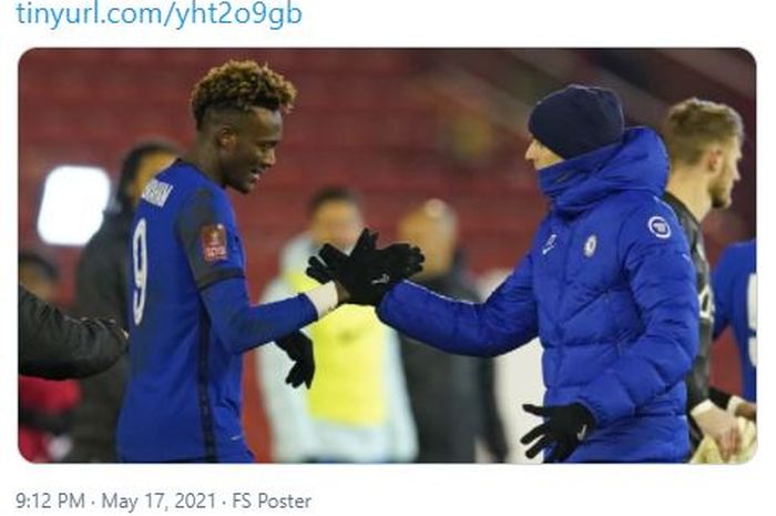 Momen pelatih Chelsea, Thomas Tuchel (kanan) menyalami salah satu pemainnya, Tammy Abraham, selepas pertandingan.