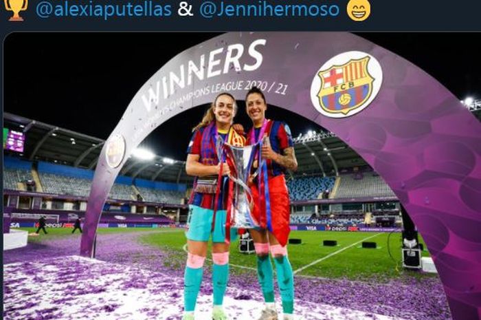 Jagoan tim wanita Barcelona, Alexia Putellas dan Jennifer Hermoso, berpose dengan trofi Liga Champions.