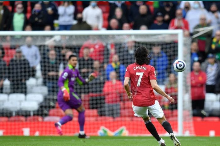 Edinson Cavani mencetak gol lob cantik ke gawang Fulham yang membuat Manchester United unggul 1-0.