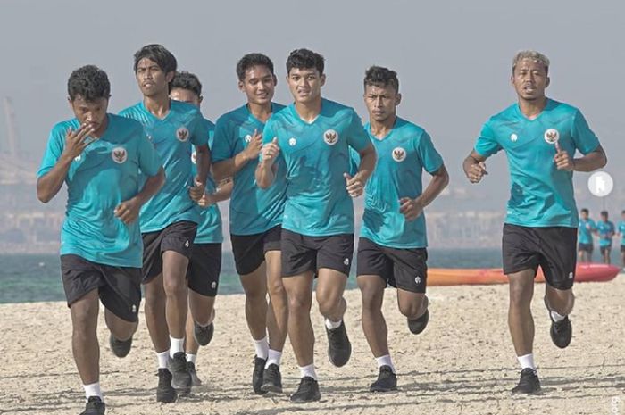 Para pemain Timnas Indonesia berlatih ringan di pantai seusai tiba di Dubai, Uni Emirat Arab, 18 Mei 2021, untuk melakoni Kualifikasi Piala Dunia 2022.