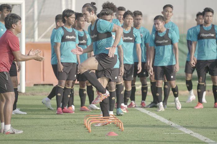 Ryuji Utomo mengikuti latihan timnas Indonesia di UEA jelang Kualifikasi Piala Dunia 2022 Zona Asia.