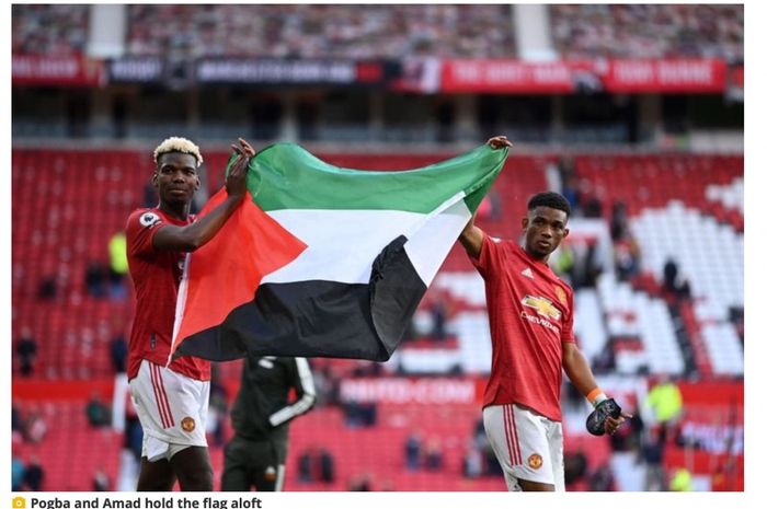 Dua pemain Manchester United, Paul Pogba (kiri) dan Amad Diallo, mengibarkan bendera Palestina di Stadion Old Trafford, Selasa (18/5/2021)